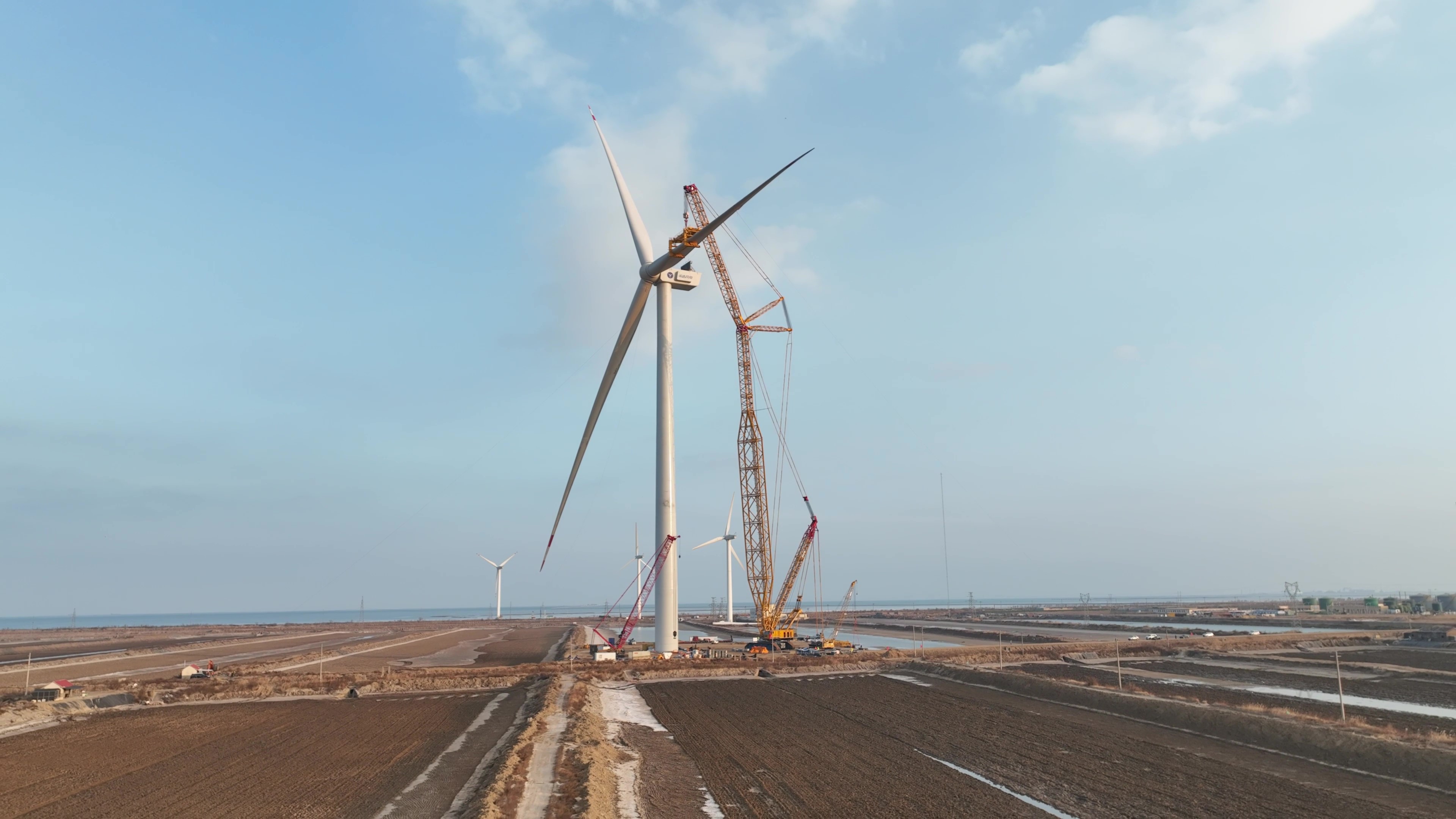 经年打磨现在亮剑！腾龙国际平台股份深远海16MW“海鹰”平台吊装乐成